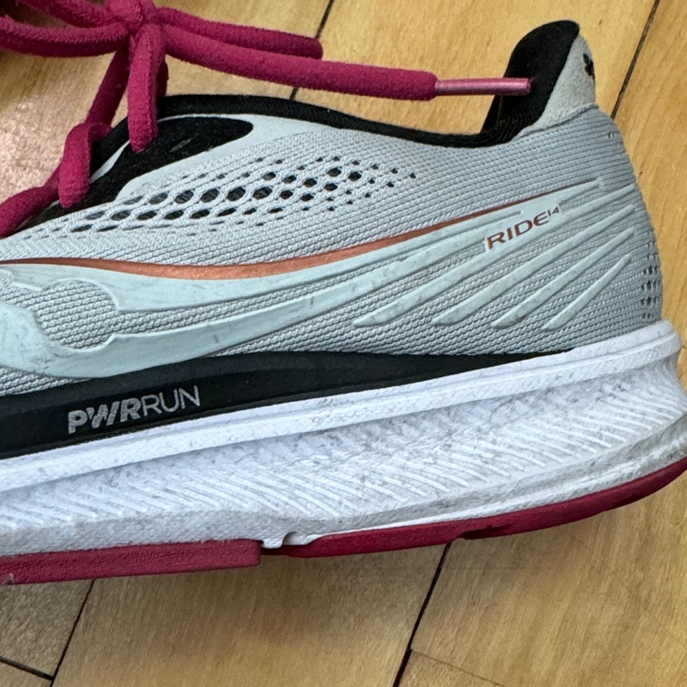 Saucony Gray Athletic Shoes Sneakers with Pink Laces - Picture 3 of 5
